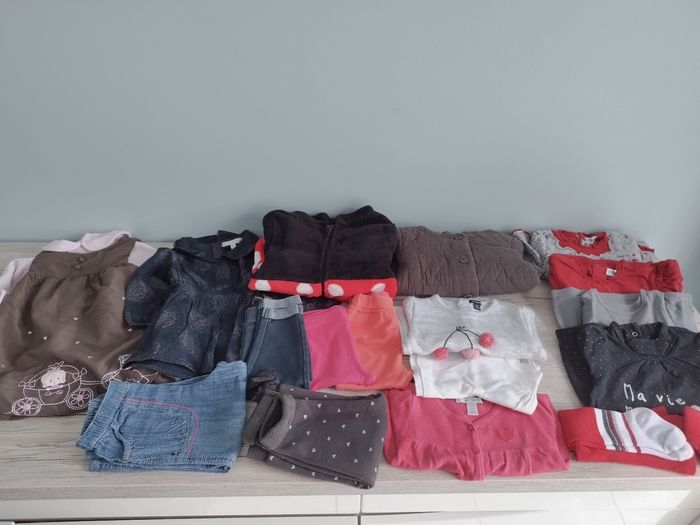 Lot de 19 vêtements hiver fille 9 mois
