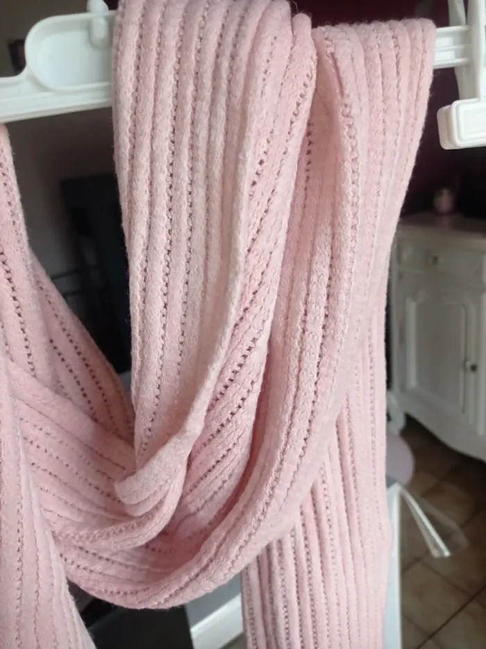 Écharpe rose pâle pour femme - photo numéro 2