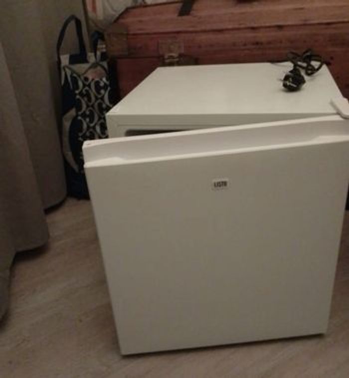 Petit frigo d’appoint pour chambre d’étudiant ou studio en été mettre les boisson quelque canette au frais dans une chambre d’ado