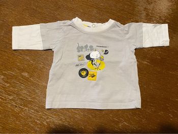 T-shirt gris et blanc