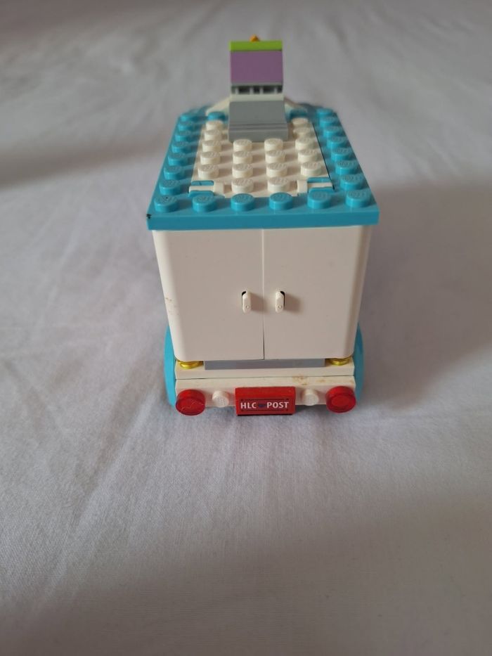 Lego friends 41310 la livraison des cadeaux à Heartlake City - photo numéro 3