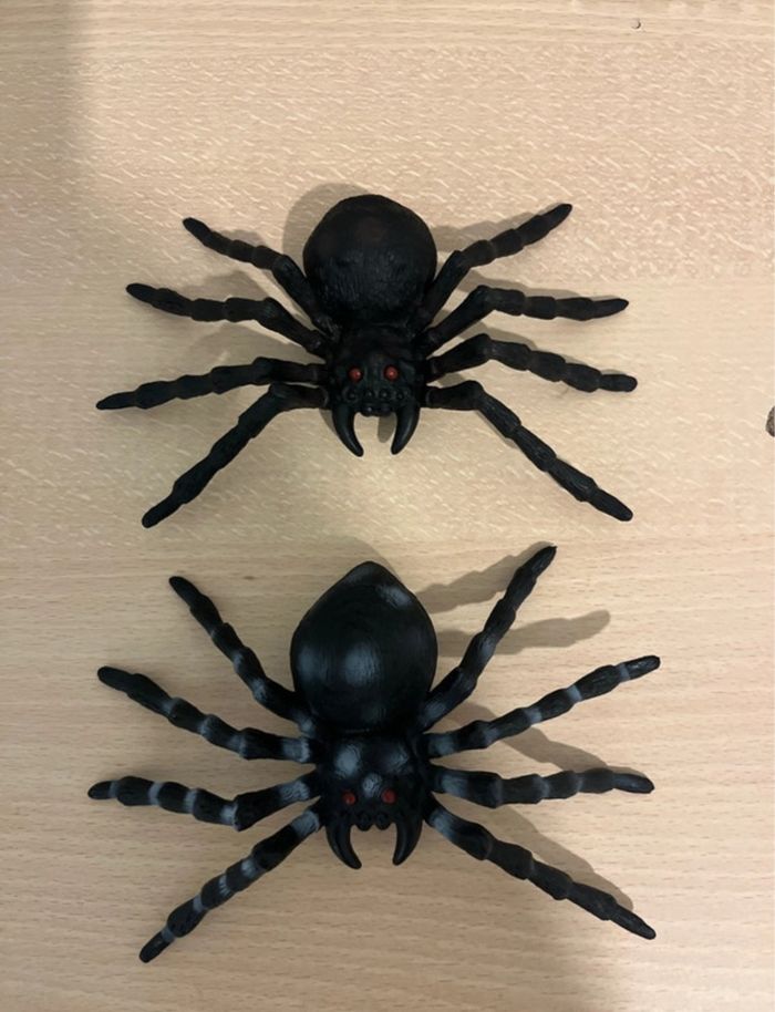 Lot de 2 fausses araignées pour Halloween