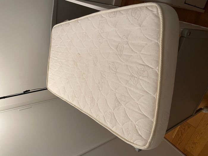 Lit Bébé évolutif à roulettes + Matelas (Très Bon état) - photo numéro 3