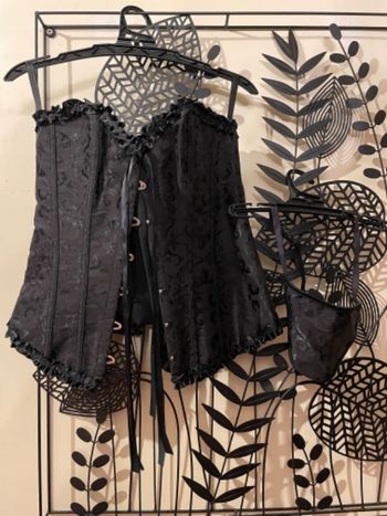Corset laçage dos taille M et string ficelle