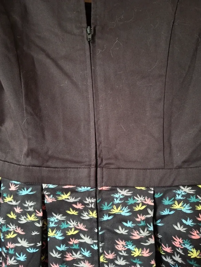 Robe noire avec motifs multicolores sur le jupon - photo numéro 3