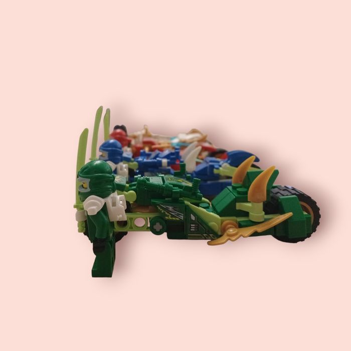 Figurines Custom Ensemble de 4 Figurines LEGO Ninjago et leurs Motos(Kai,Cole,Lloyd,Zane) - photo numéro 3