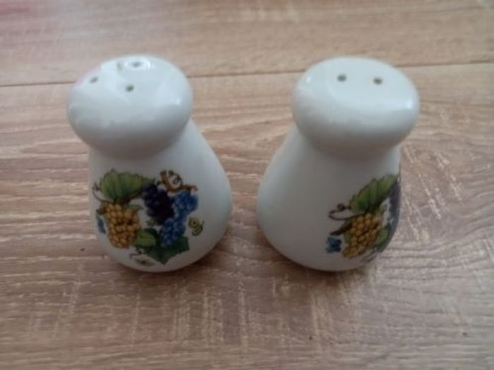 Salière et Poivrière en faience blanche sans marque