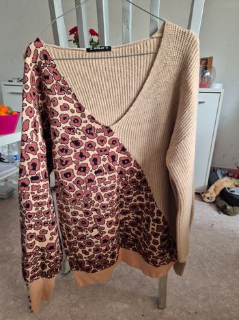 Pull décolleté marron avec capuche