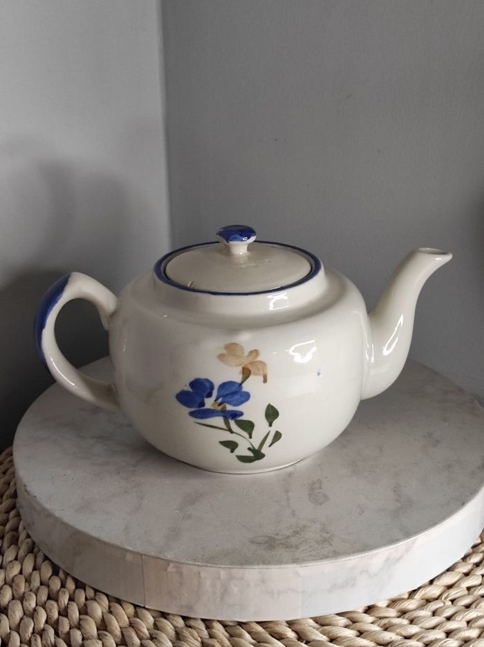 Théière en faïence décor fleurs bleu
