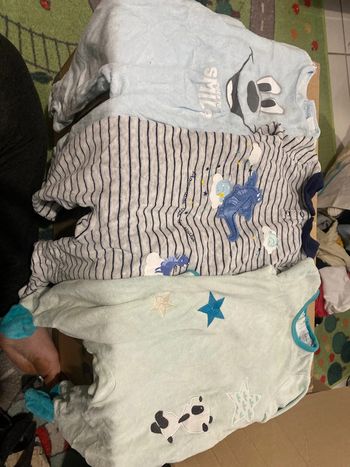 Pyjama polaire 2 très bon état + 1 neuf sans étiquette