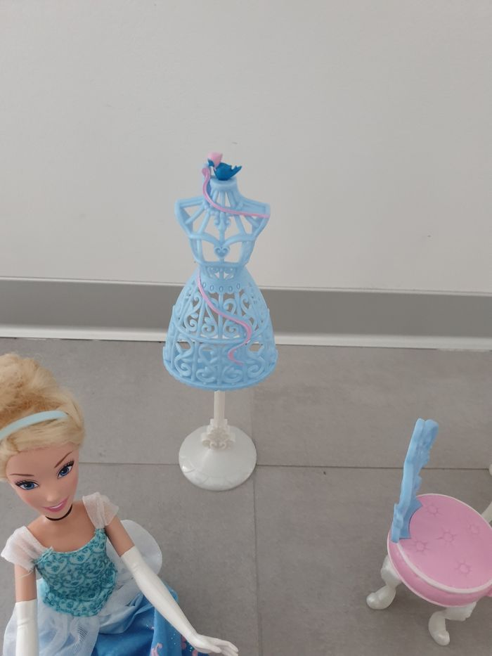 Barbie Cendrillon et sa coiffeuse - photo numéro 4