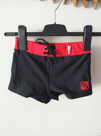 Maillot de bain noir et rouge