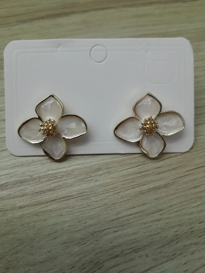 Boucles d'oreilles fleurs, émaillées, blanches et dorées