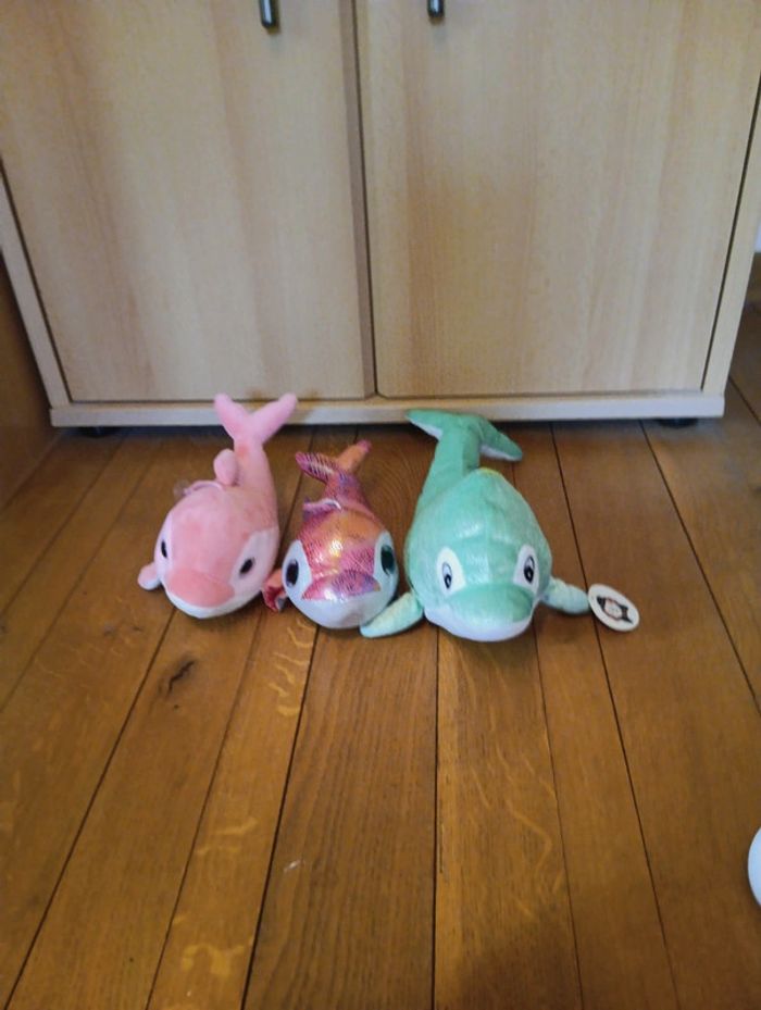 Lot de trois dauphins