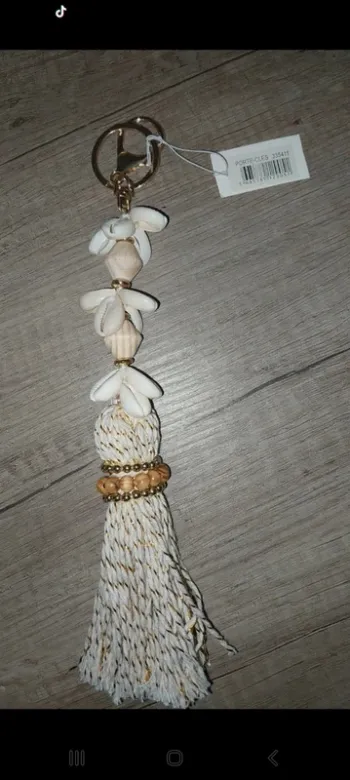 Élégant Porte-clefs coquillage et grosses perles en bois