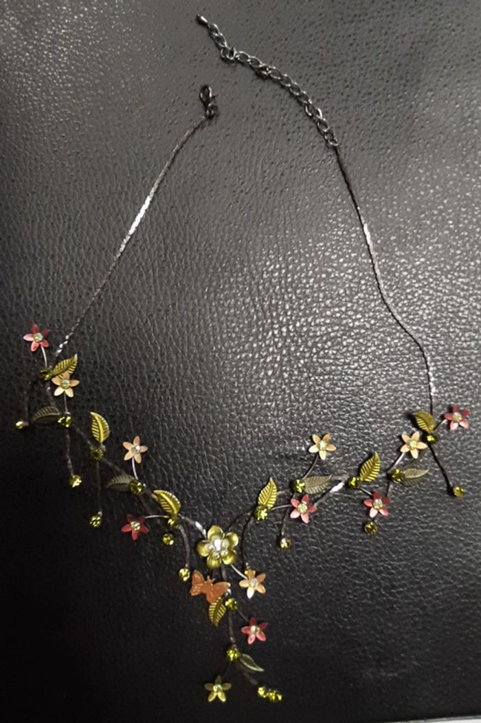 Très joli collier plastron fleurs feuilles papillon strass - photo numéro 2