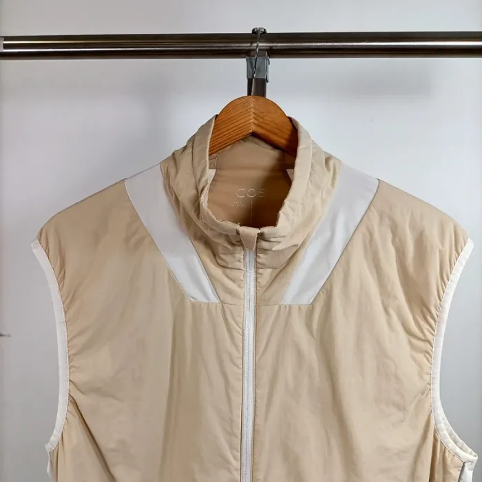 Gilet  Veste sans manches COS beige technique S nylon recyclé poches zippées A1412 - photo numéro 2