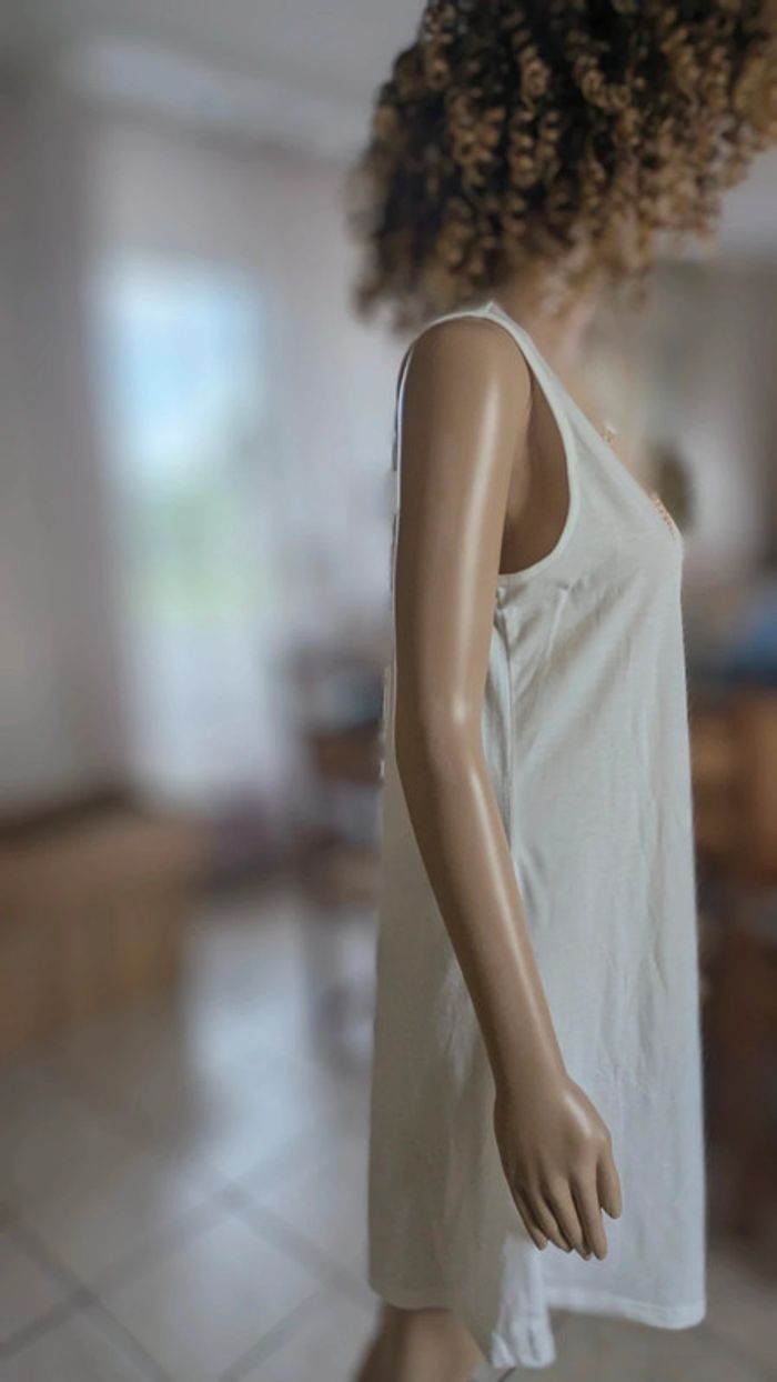 Robe Mini col en V nid d'abeille blanche 
T.M/42 jamais porté - photo numéro 7