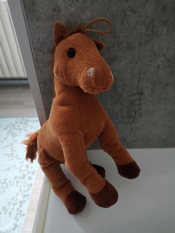 Peluche enfant cheval