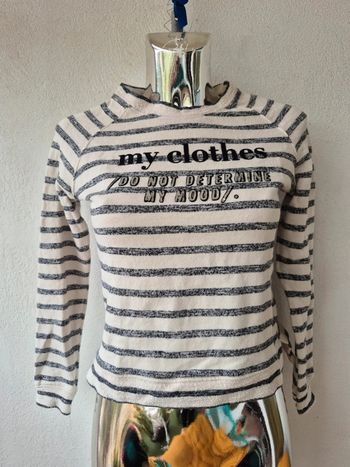 Pull fin motif rayures et écriture