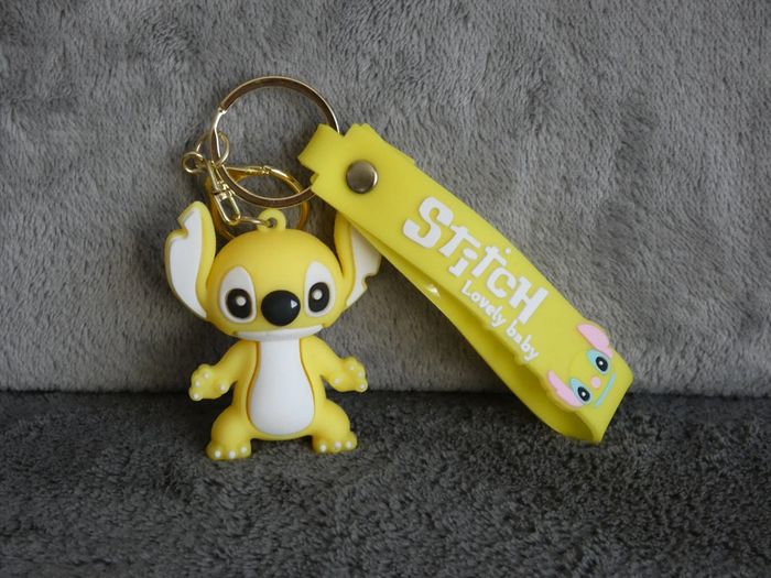 un porte-clés, Stitch jaune