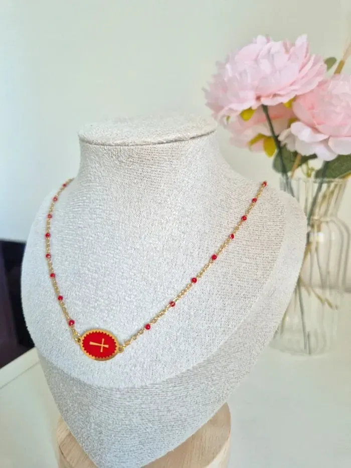 Collier style gigi dorée en acier inoxydable
🌸 perles résines rouges avec médaille croix - photo numéro 2