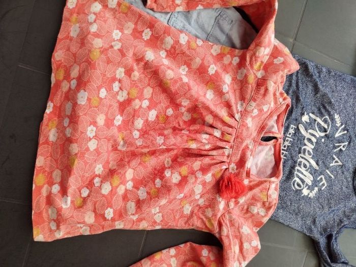 1 short jean.2 shorts. 2 hauts . 4 ans . Très bon état et propre