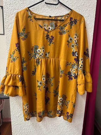 Blouse moutarde fleurie avec manches à volants