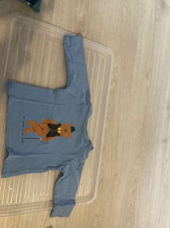 T-shirt taille neuf mois