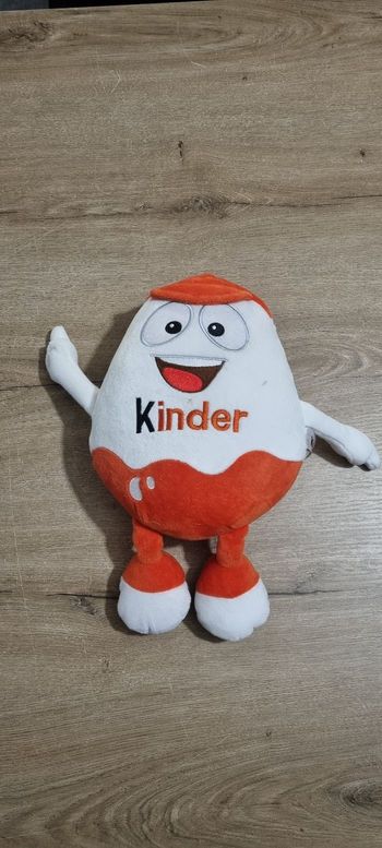 Peluche bonhomme oeuf Kinder