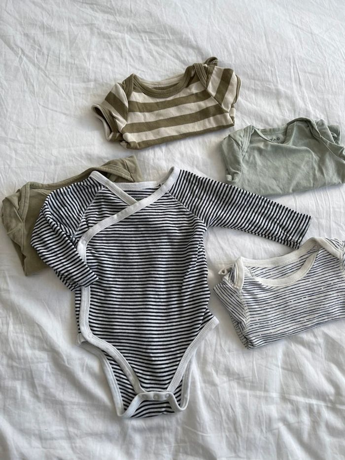 Lot bodies 6/9 mois - photo numéro 2