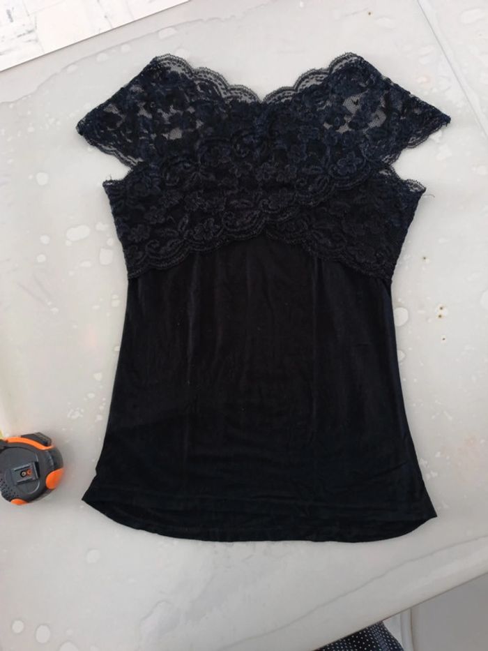 Top noir haut dentelle