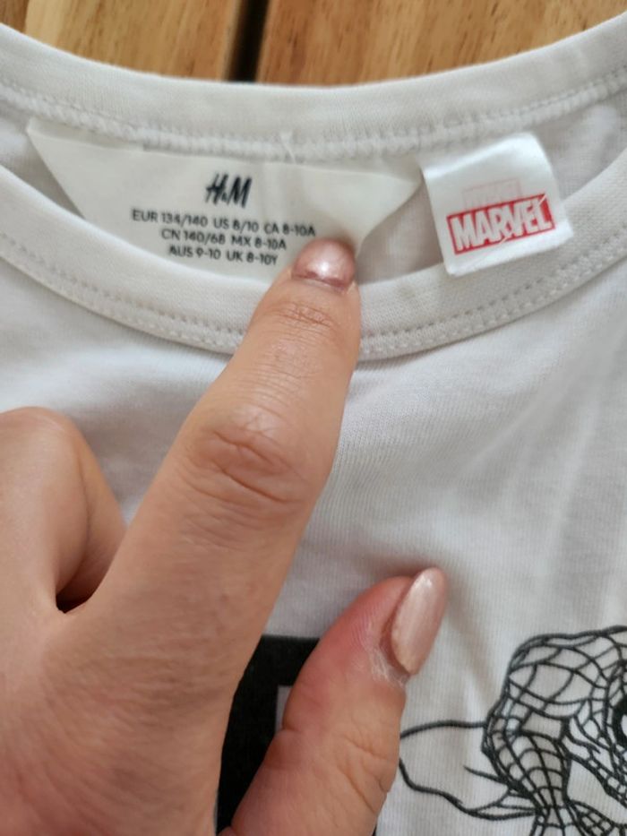 Tee-shirt Marvel noir et blanc H&M - photo numéro 3
