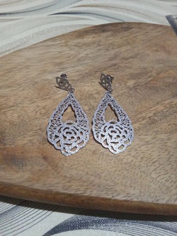 Boucles d'oreilles pendantes forme goutte avec motif fleur