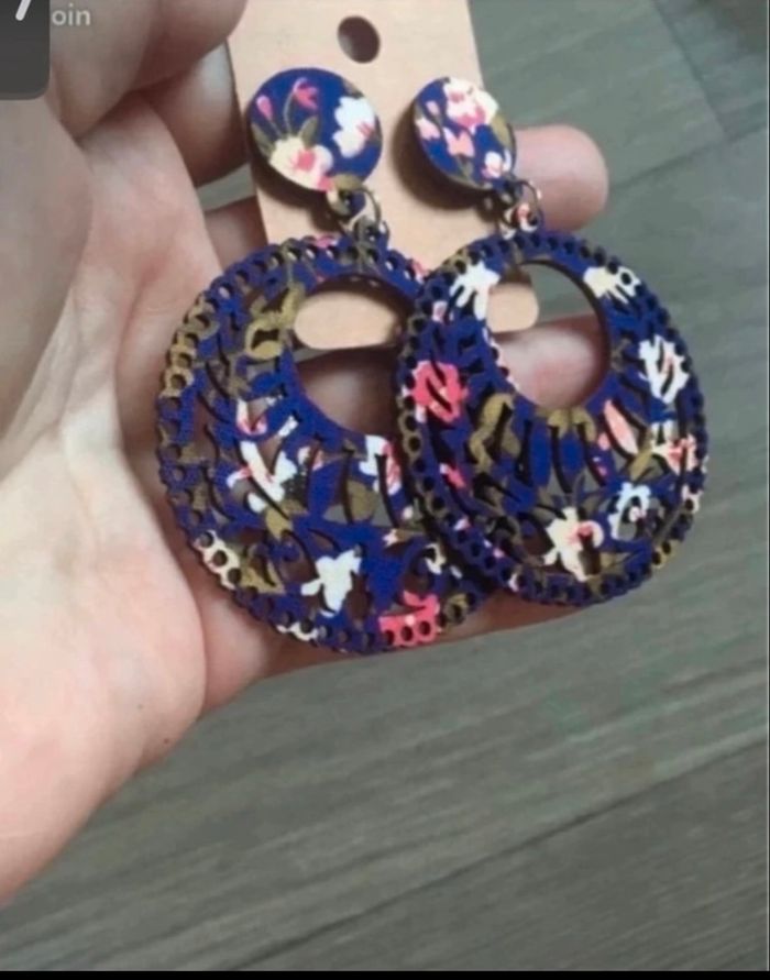 Boucles d’oreilles NEUVES avec étiquette pour femme forme ronde couleur violet foncé - photo numéro 4