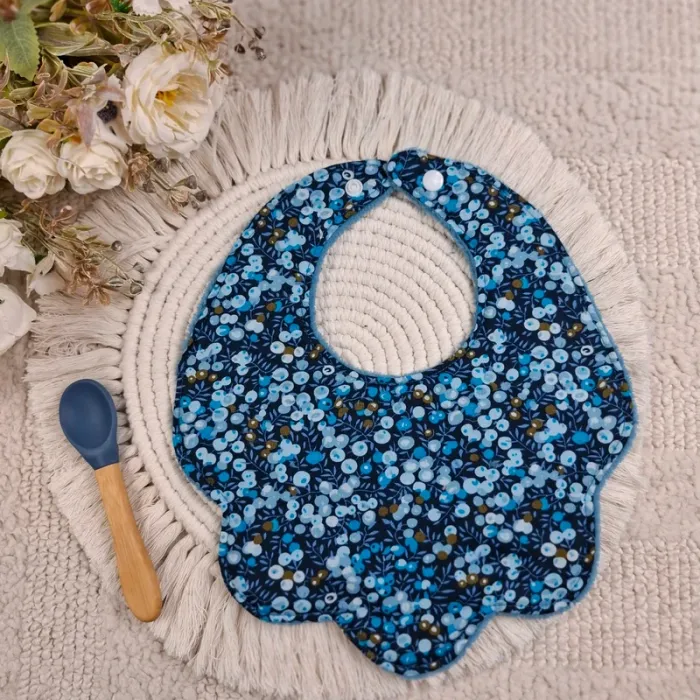 Bavoir forme fleur motif liberty - photo numéro 2