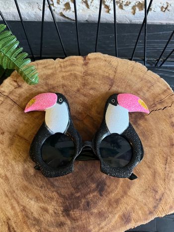 Lunettes de soleil rigolotes en forme de toucan