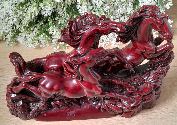 Sculpture rouge bordeaux de trois chevaux en résine - photo numéro 2