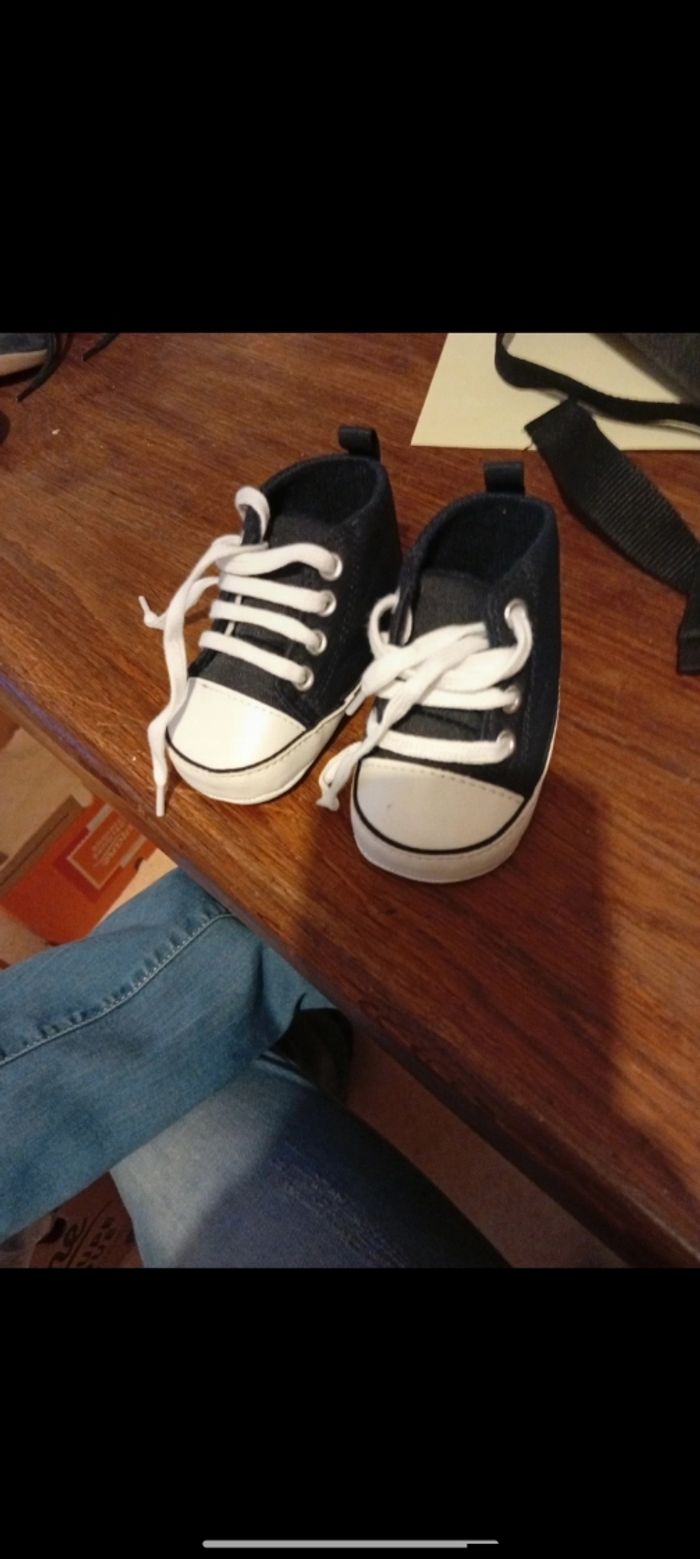 Basket neuve taille 6/9 mois