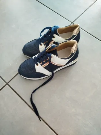 Basket compensée bleu et doré et blanche