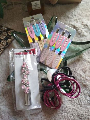 Lot pinces strass , élastique etc .. Neuf