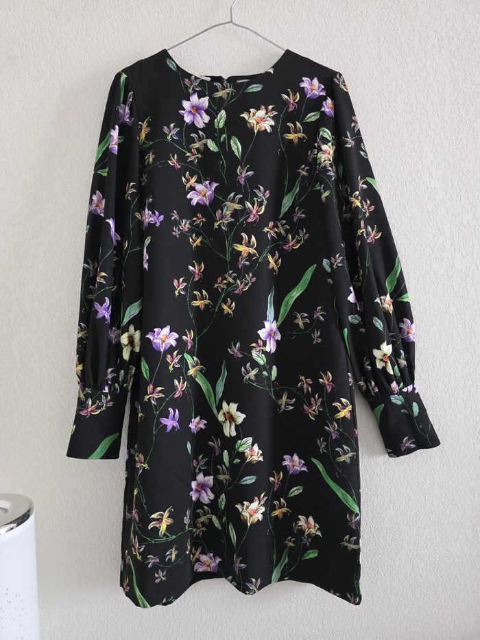 Jolie robe droite noire fleurie h&m taille 36 - photo numéro 2