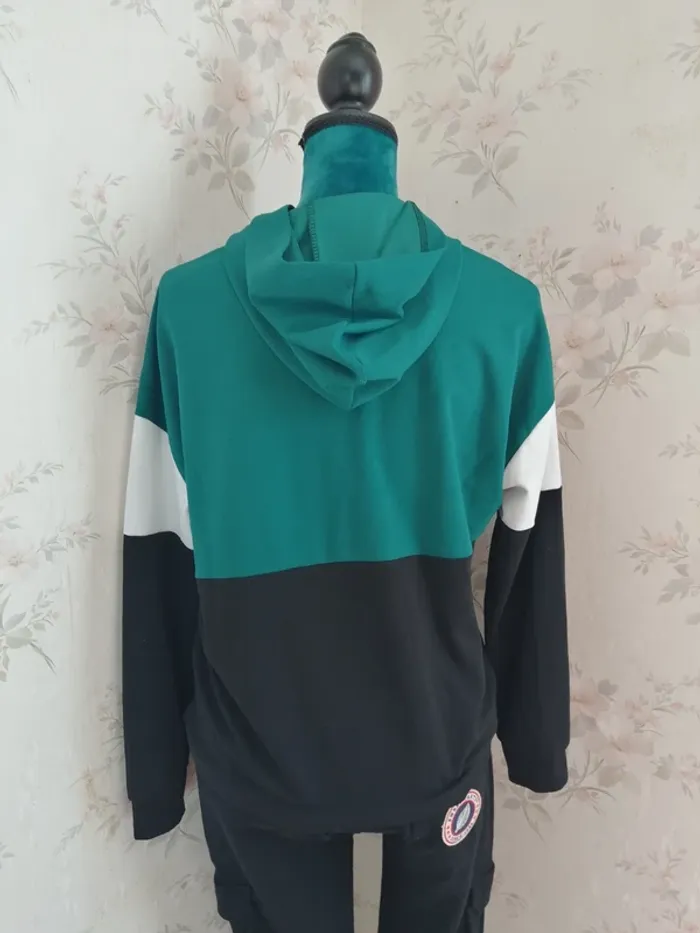 Sweat à capuche fin tricolore avec fermeture sur le col et poche kangourou  / sans marque / (TU) - photo numéro 8