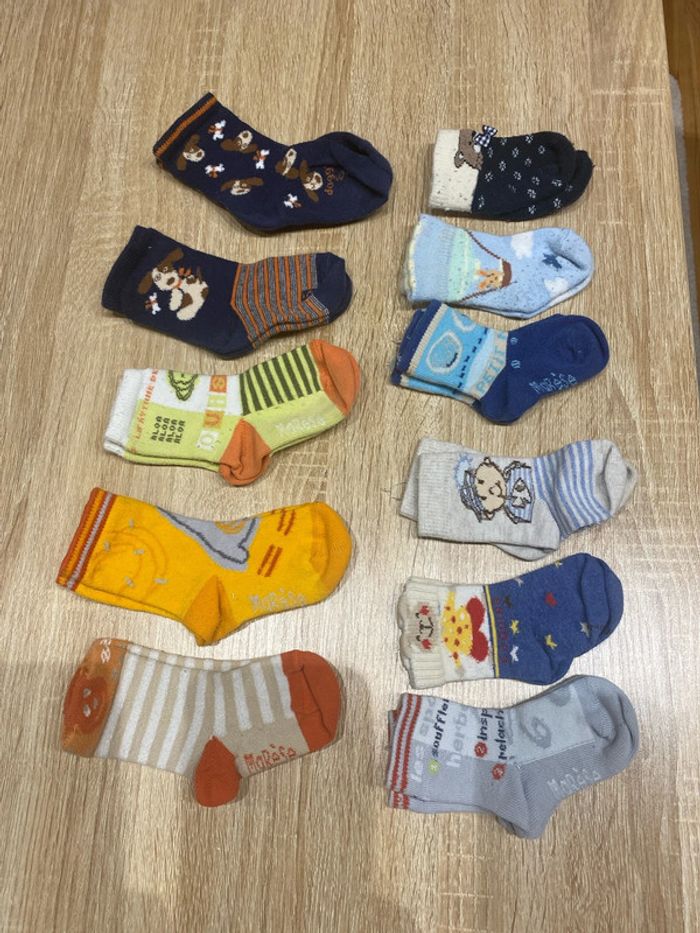 11 paires de Chaussettes de 1 mois à 2 ans. Très bon état à bon - photo numéro 2