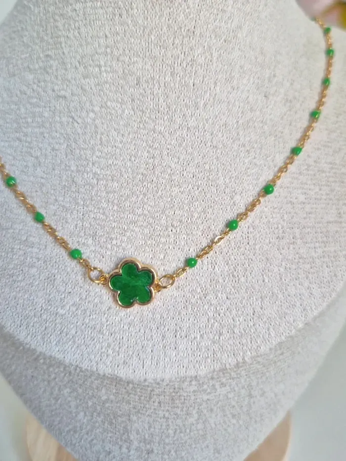 Collier ras du cou 🌸 perles en résines vertes et trèfle nacré - photo numéro 2