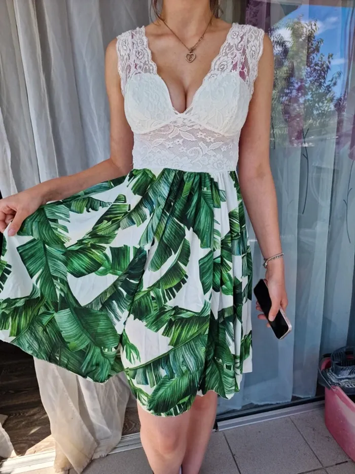 Robe florale et dentelle - photo numéro 3