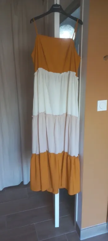 Robe moutarde neuve.
