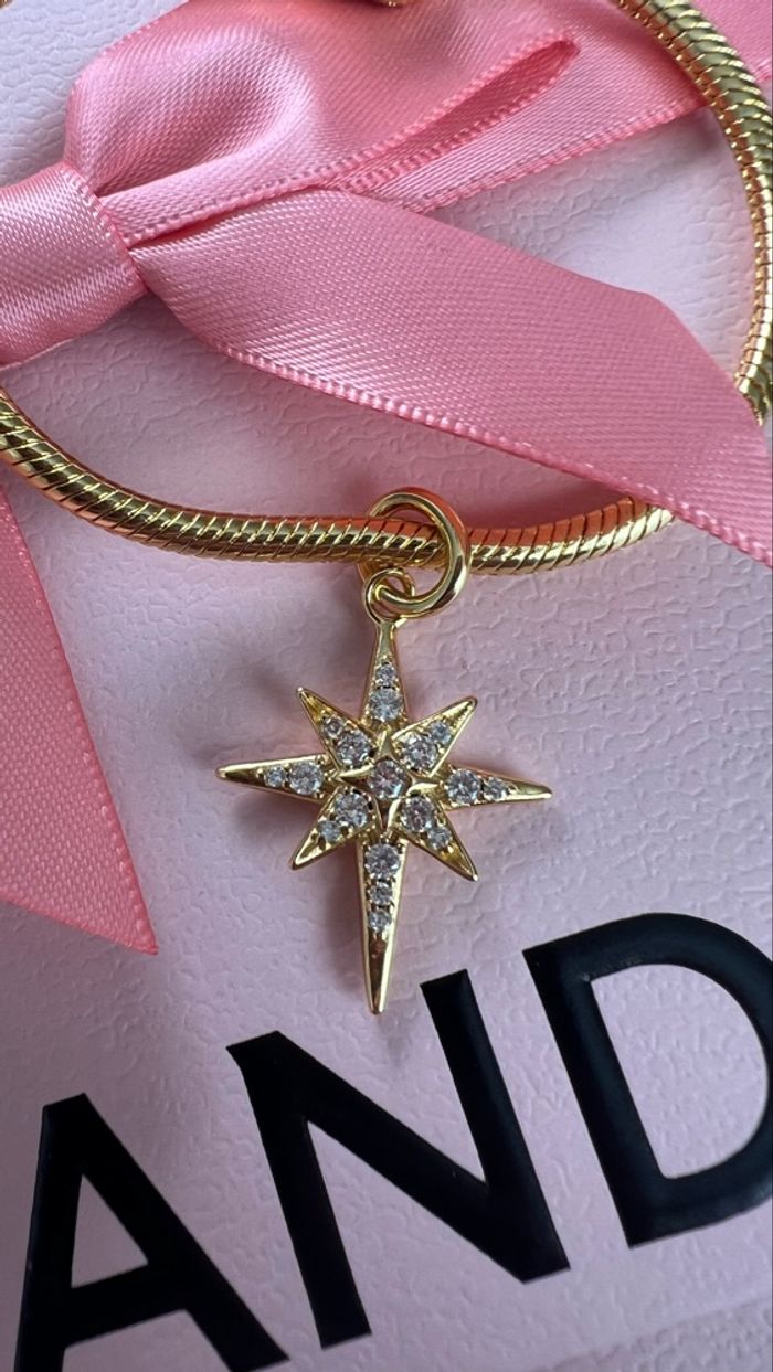 Charm jolie étoile polaire dorée rempli de strass