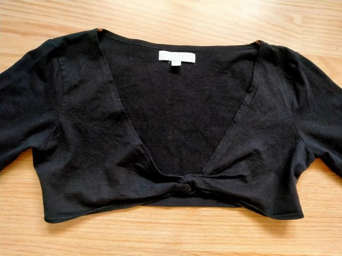 Gilet noir court. Manches 3/4. Jennyfer.
Taille 38 - photo numéro 3