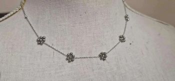 Collier chaîne acier inoxydable argent petit fleurs boules réglable